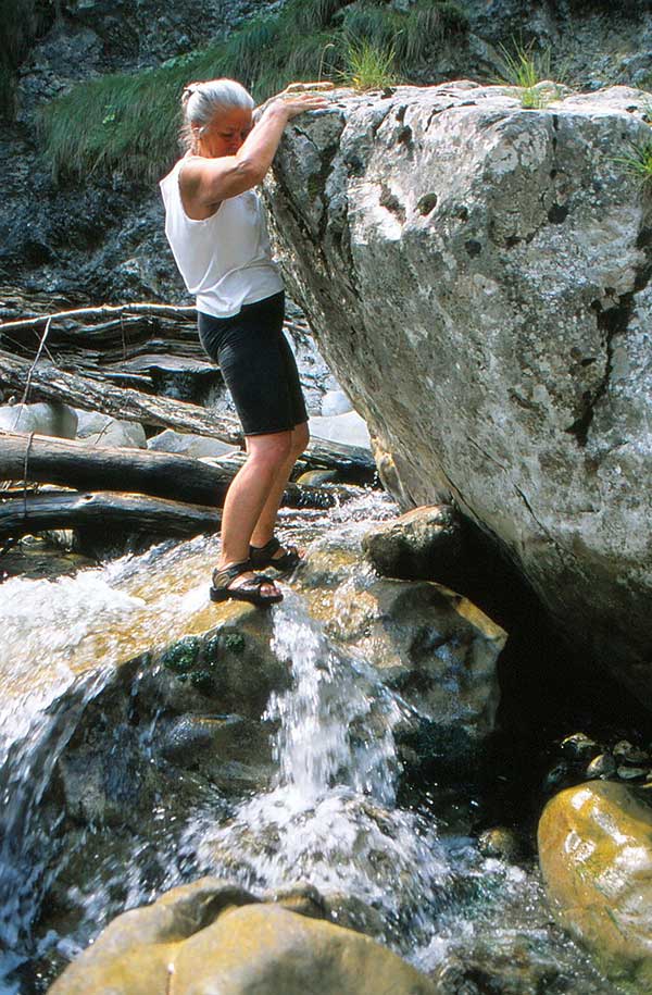 Fluss fließt durch eine Klamm