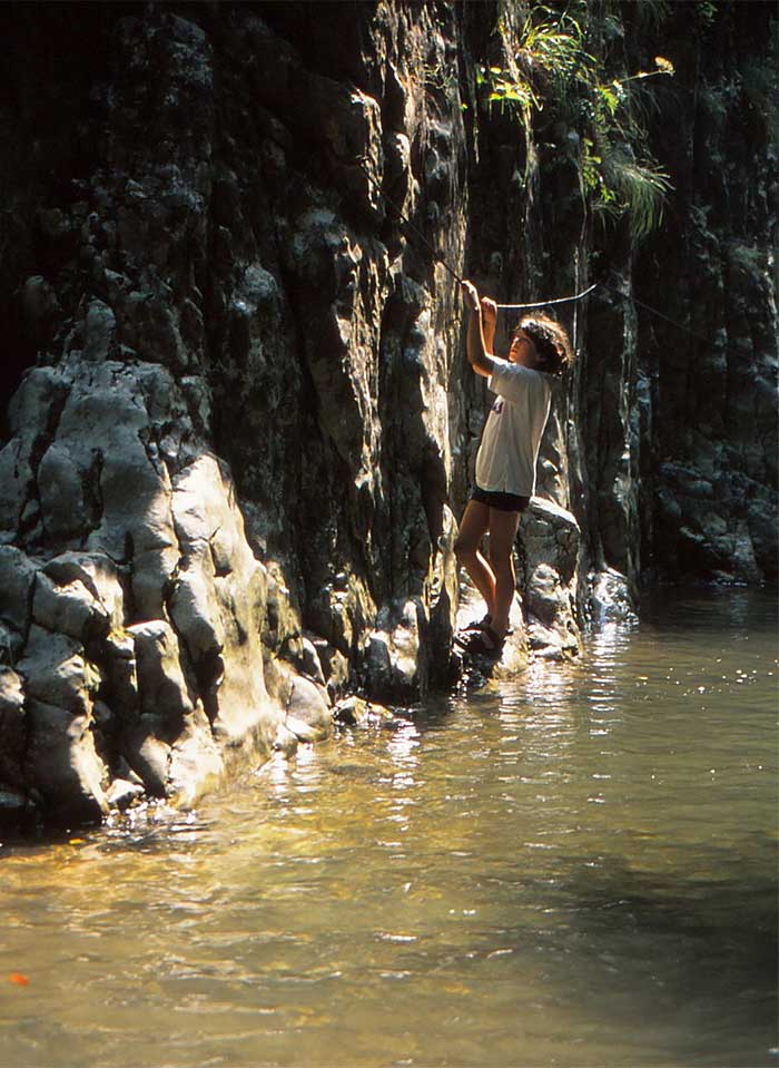 Fluss fließt durch eine Klamm