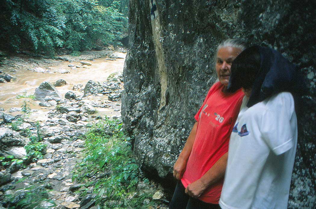 Fluss fließt durch eine Klamm