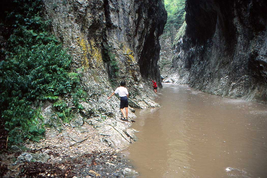 Fluss fließt durch eine Klamm