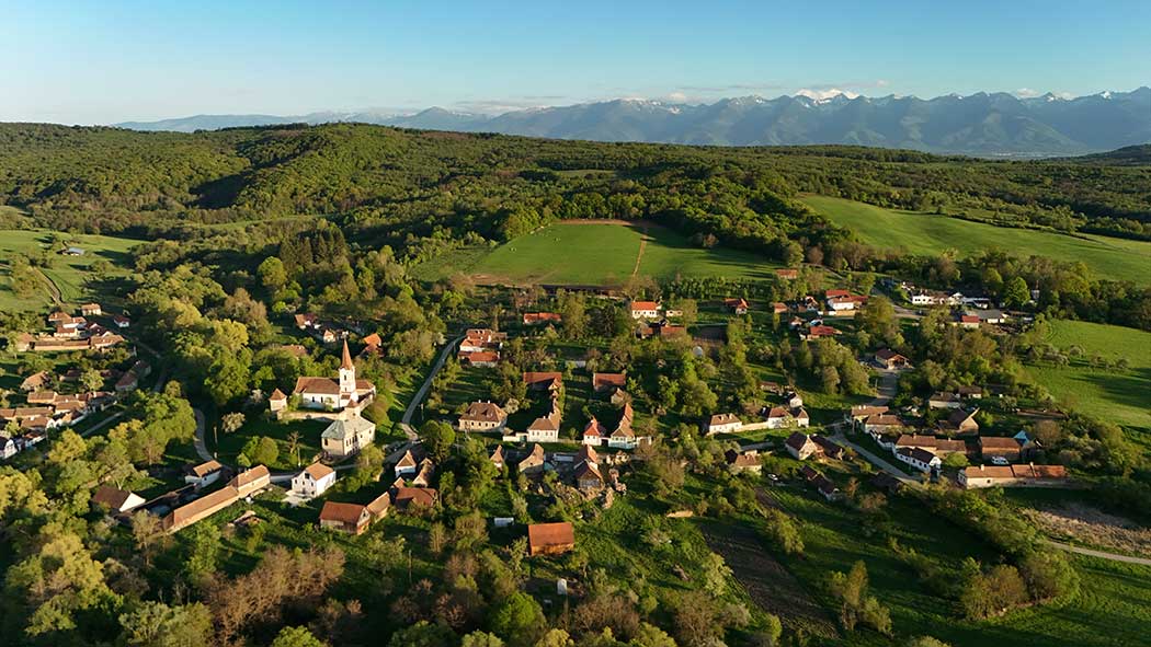 Blick auf Dorf und die Karpaten am Horizont